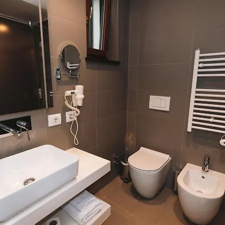 Theatro- Center Hotell Tirana