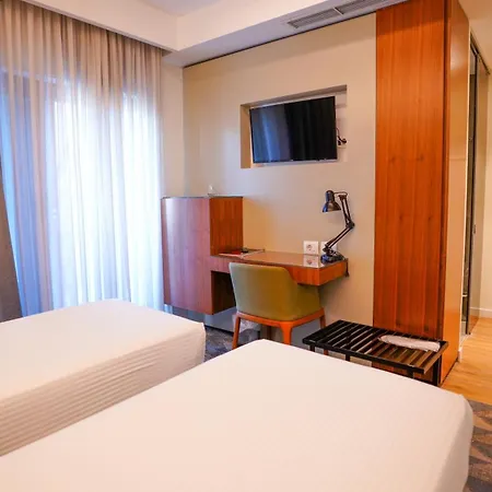 מלון Theatro- Center 4*